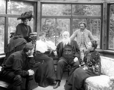 Vladimir Stasov rust uit na een zitting met Ilya Repin, met Natalya Nordman-Severova, Maxim Gorky en Maria Andreyeva, bij Repins dacha, augustus 1904 door Russian Photographer